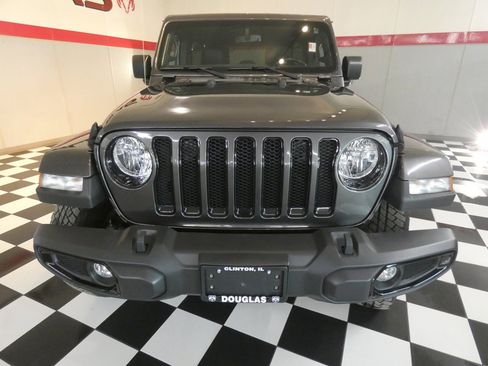 Used 2022 Jeep Wrangler Unlimited Sahara image 2