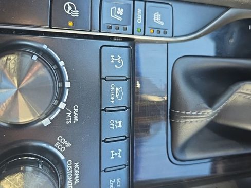 Used 2020 Lexus LX 570 4WD w/ 3rd Row & Luxury Pkg image 32