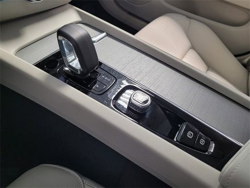 Certified 2026 Volvo V60 B5 Cross Country Plus w/ Protection Package Premier image 33