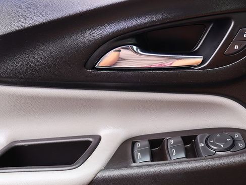 Used 2021 Chevrolet Equinox LS FWD image 40