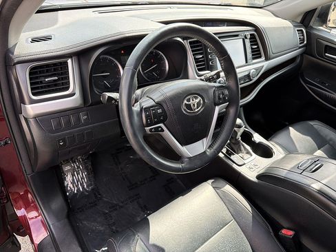 Used 2016 Toyota Highlander XLE w/ Preferred Accessory Package FWD image 9