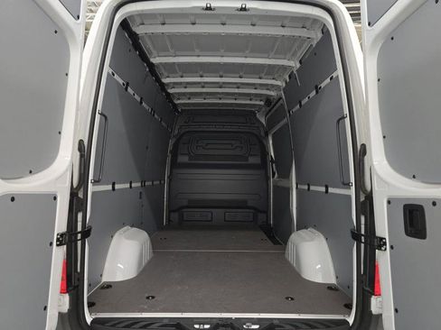 Used 2025 Mercedes-Benz Sprinter 2500 image 6