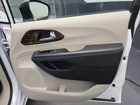 Used 2024 Chrysler Pacifica Limited image 53