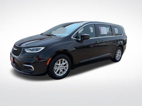 Used 2025 Chrysler Pacifica Select FWD image 1