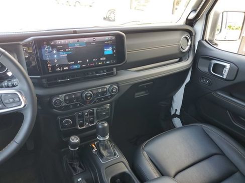 Used 2024 Jeep Wrangler Unlimited Sahara w/ Technology Group AWD/4WD image 4