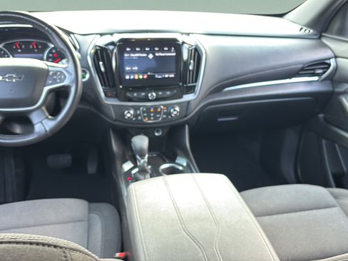 Used 2022 Chevrolet Traverse LT FWD image 11