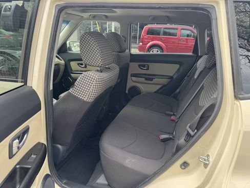 Used 2013 Kia Soul ! FWD image 9