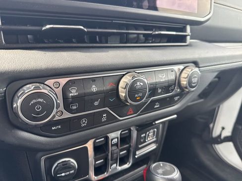 Used 2024 Jeep Wrangler Unlimited Sahara w/ Technology Group AWD/4WD image 16