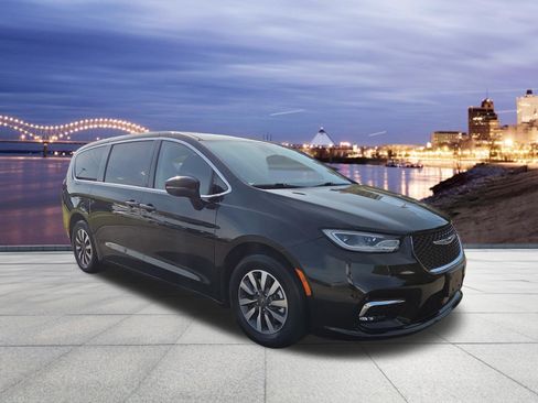 Used 2024 Chrysler Pacifica Limited FWD image 4