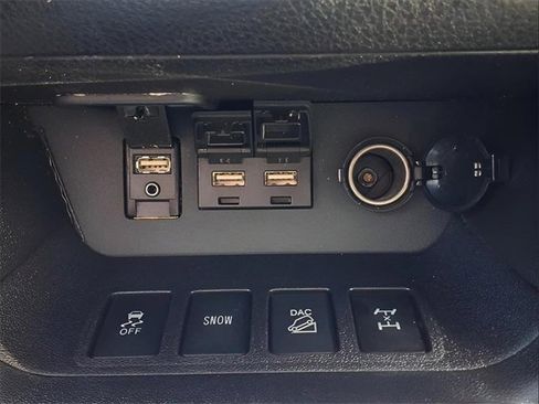 Used 2019 Toyota Highlander SE image 27