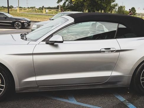 Used 2020 Ford Mustang Premium RWD image 7