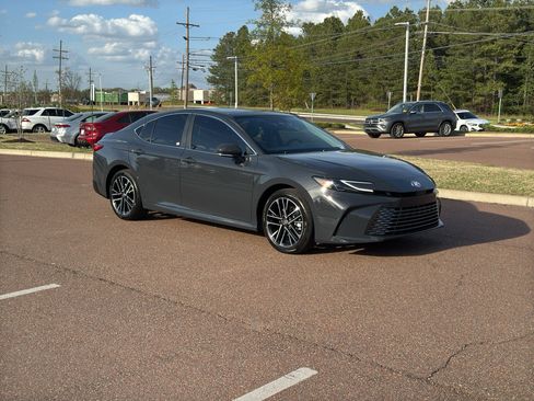 Used 2026 Toyota Camry XLE image 3