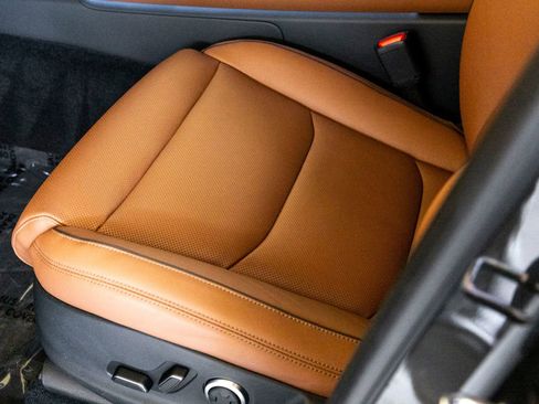 Used 2026 Genesis GV70 2.5T Advanced image 18