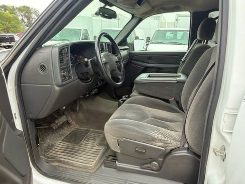 Used 2005 Chevrolet Silverado 2500 LS w/ Heavy-Duty Power Package AWD/4WD image 22