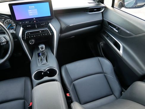 Used 2024 Toyota Venza XLE image 16