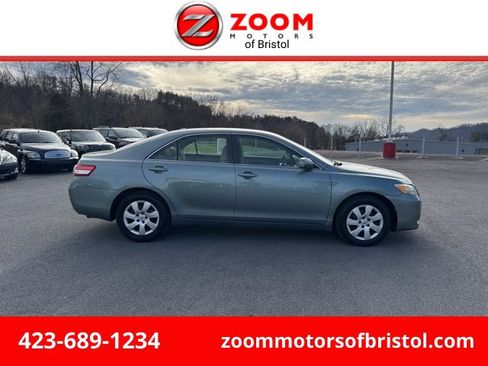 Used 2010 Toyota Camry LE image 1