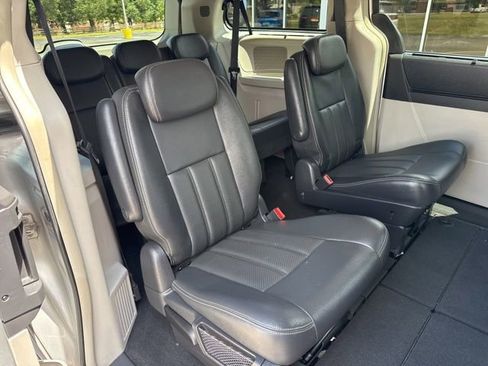 Used 2009 Chrysler Town & Country Touring FWD image 27
