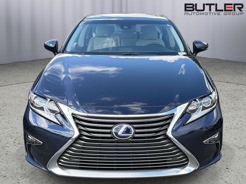 Used 2017 Lexus ES 300h w/ Luxury Package FWD image 4