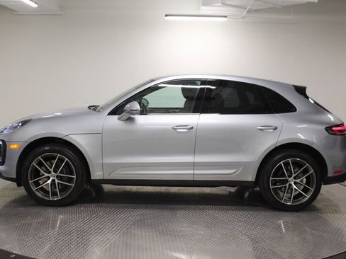 Certified 2025 Porsche Macan AWD/4WD image 2