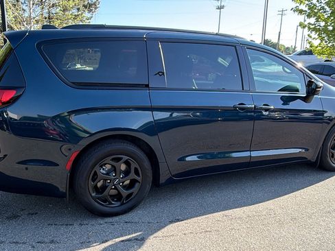 Used 2024 Chrysler Pacifica Premium FWD image 8