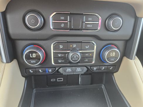 Used 2024 Chevrolet Tahoe Premier AWD/4WD image 20