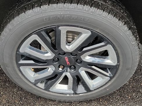 Used 2021 GMC Yukon Denali w/ Denali Premium Package image 38