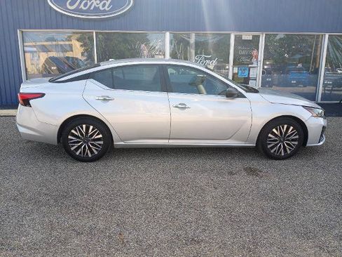 Used 2024 Nissan Altima 2.5 SV FWD image 3