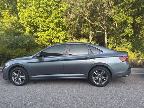 Used 2023 Volkswagen Jetta SE FWD image 2