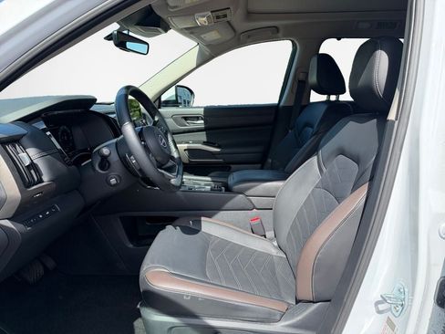 Used 2025 Nissan Pathfinder Platinum AWD/4WD image 12