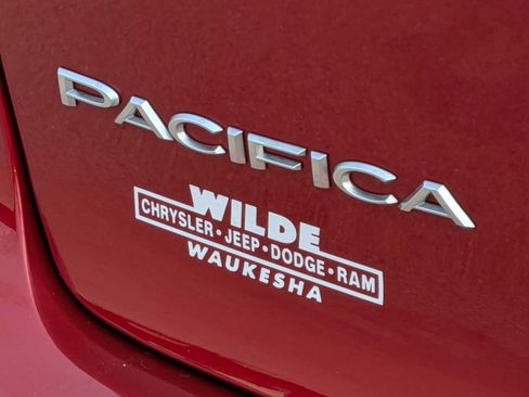 Used 2025 Chrysler Pacifica Pinnacle w/ Trailer Tow Group AWD/4WD image 11
