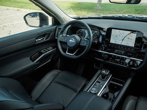 New 2025 Nissan Pathfinder SL w/ SL Premium Package image 16