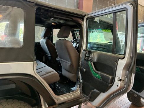 Used 2017 Jeep Wrangler Unlimited Sport w/ Connectivity Group AWD/4WD image 23
