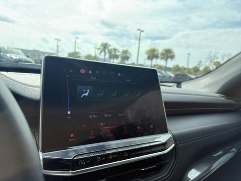 Used 2026 Jeep Compass Latitude image 23