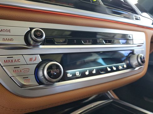 Used 2022 BMW 750i xDrive w/ M Sport Package AWD/4WD image 28