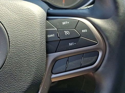 Used 2019 Jeep Cherokee Latitude Plus w/ Cold Weather Group AWD/4WD image 23