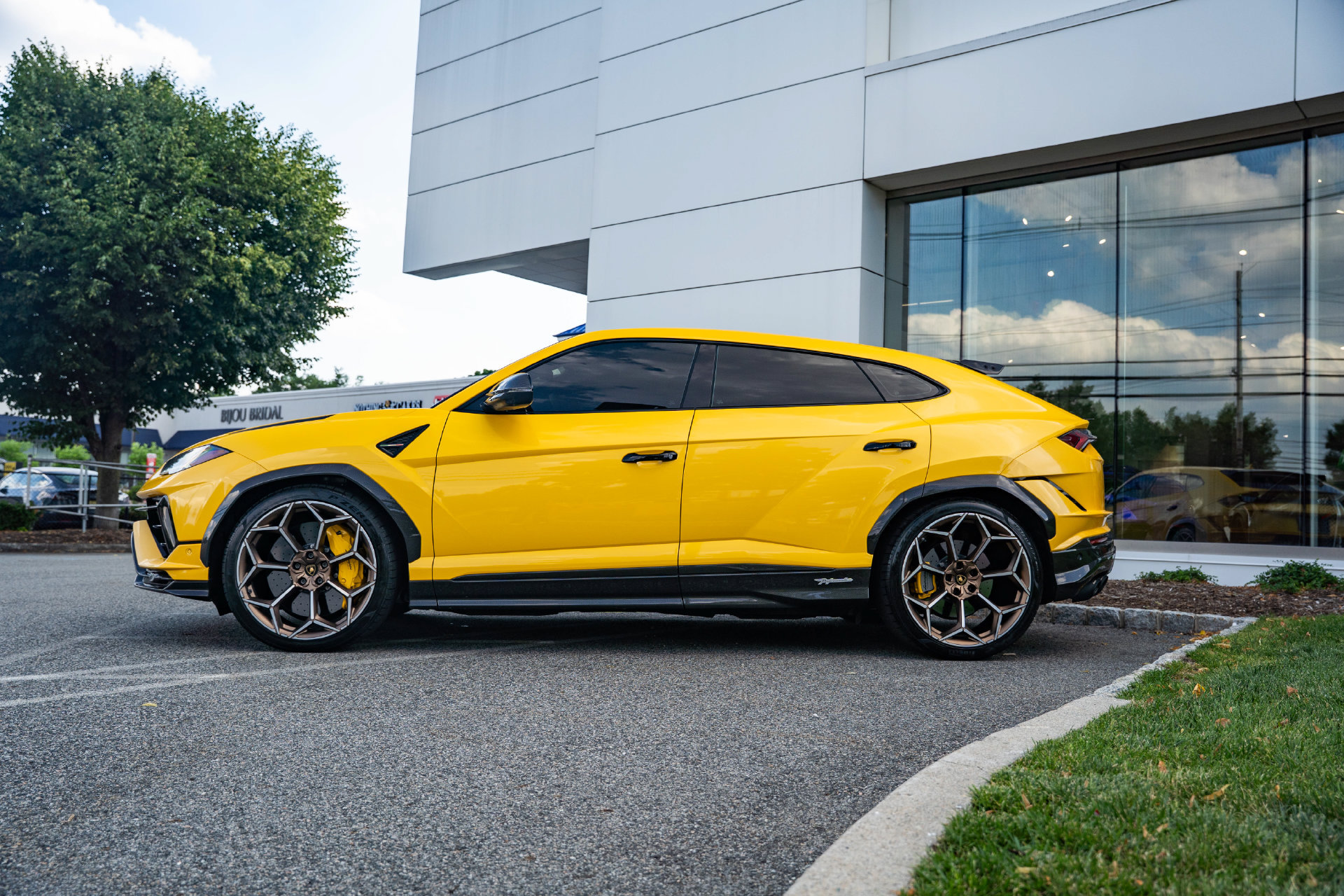 Used 2024 Lamborghini Urus Performante AWD/4WD image 9
