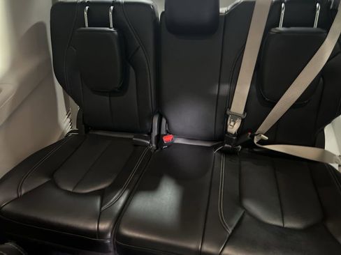 Used 2024 Chrysler Pacifica Touring-L image 15