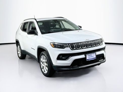 Used 2022 Jeep Compass Latitude w/ Sun and Sound Group AWD/4WD image 3