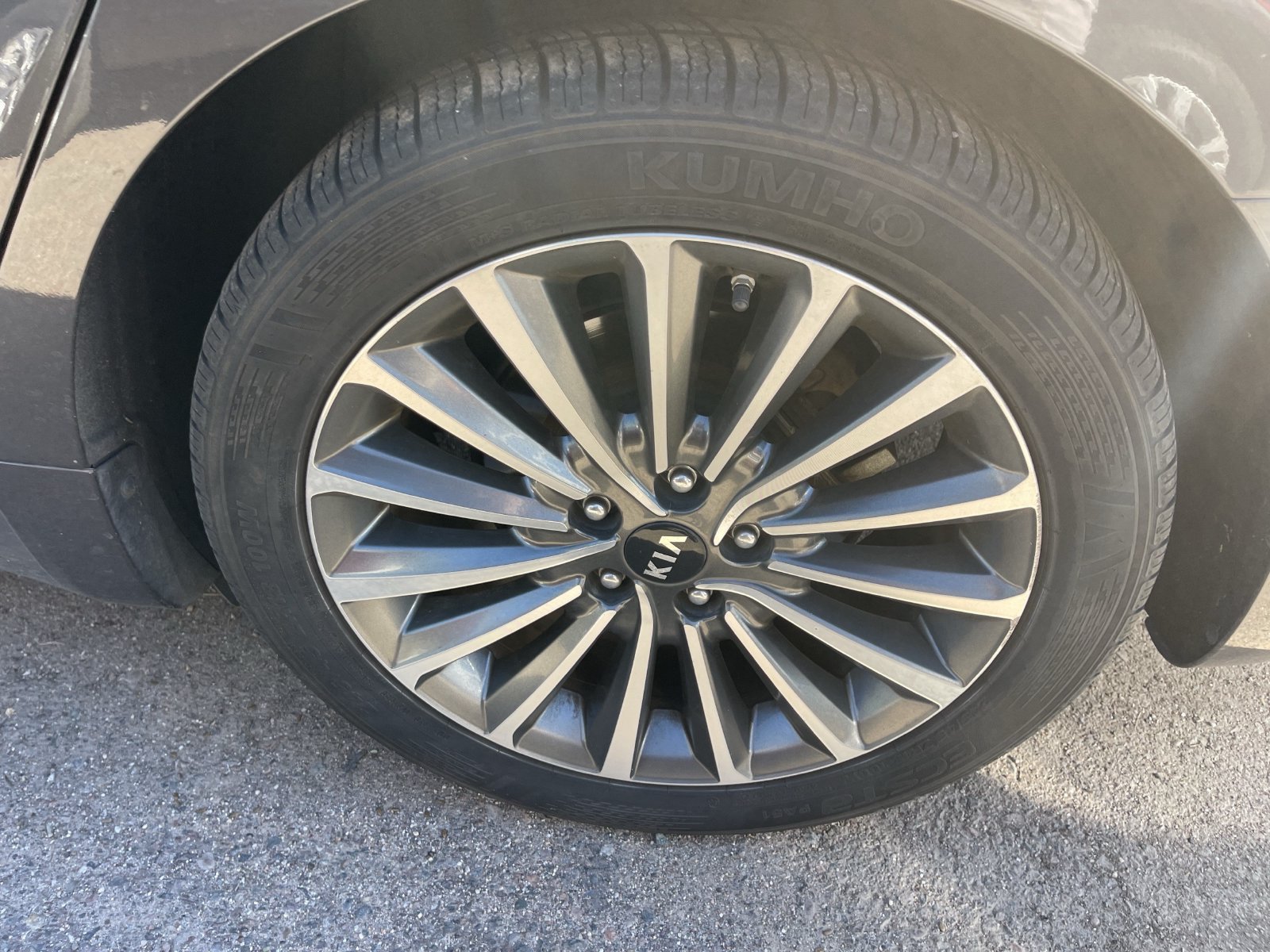 Used 2017 Kia Cadenza Premium w/ Luxury Package FWD image 6