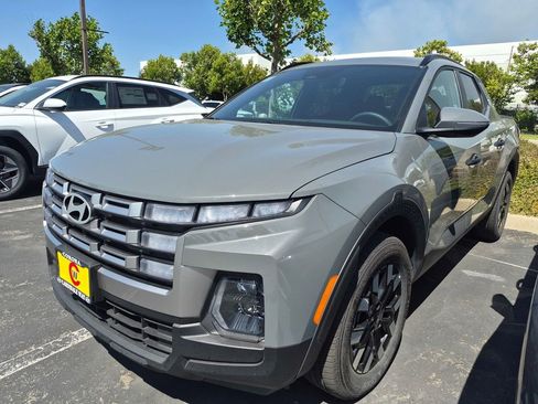 Used 2025 Hyundai Santa Cruz SEL FWD image 2