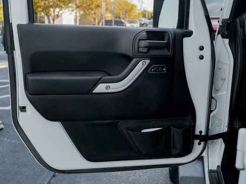 Used 2016 Jeep Wrangler Unlimited Sahara w/ Connectivity Group image 17