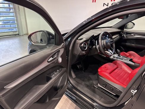 Used 2023 Alfa Romeo Stelvio Veloce image 12