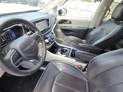 Used 2023 Chrysler Pacifica Limited FWD image 12