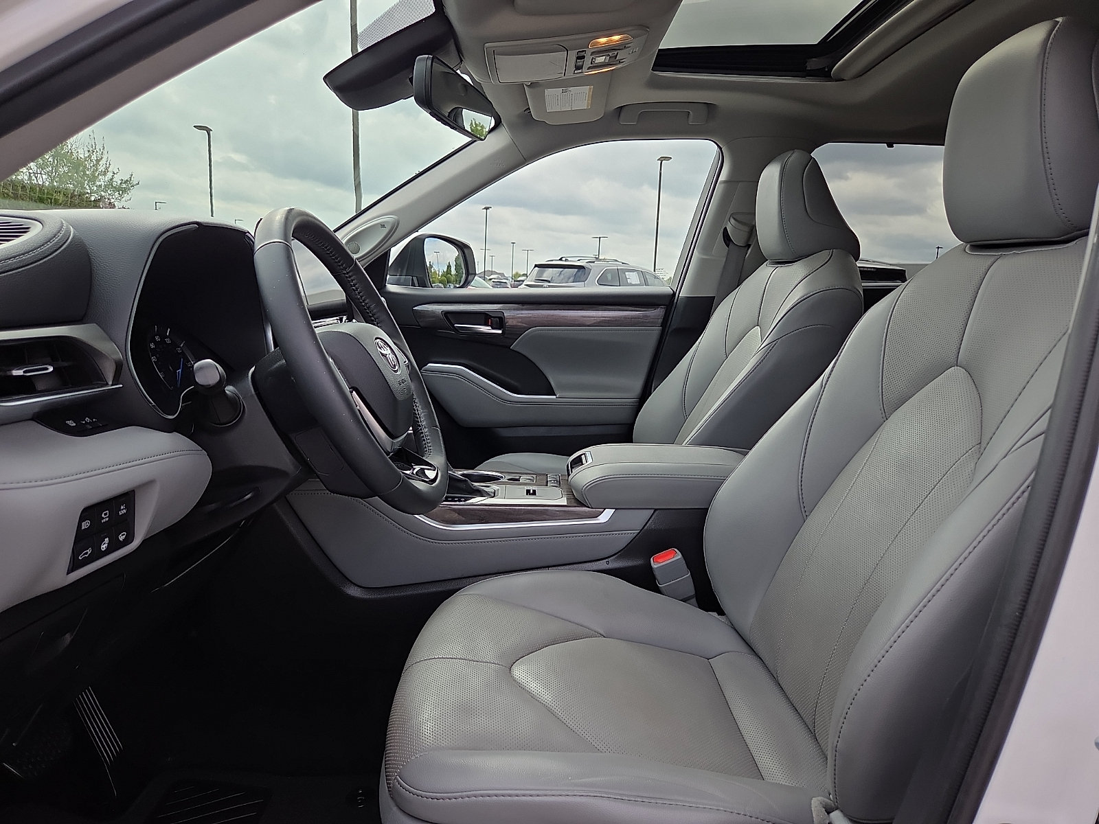 Used 2021 Toyota Highlander Limited FWD image 17