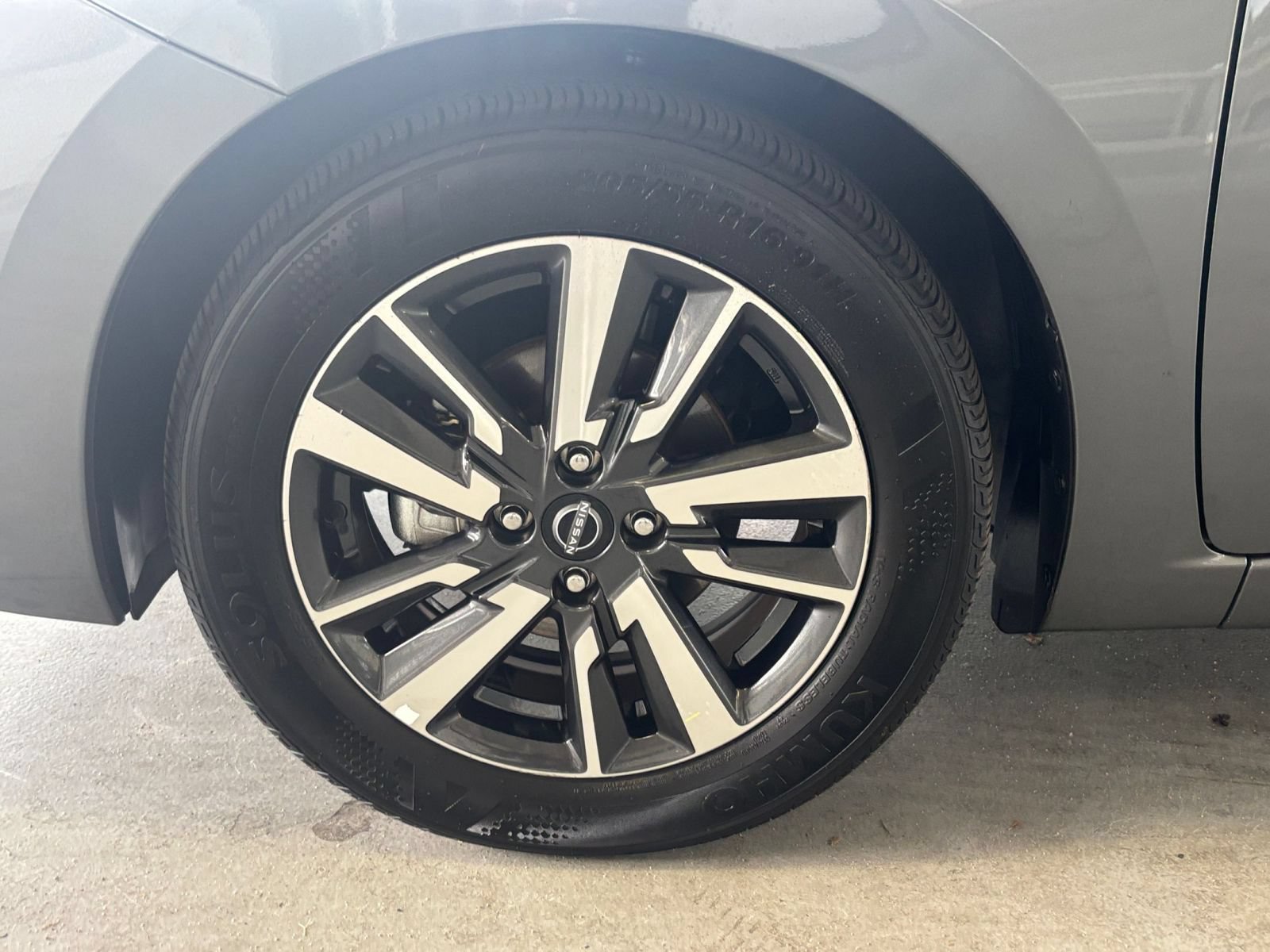 Used 2025 Nissan Versa SV FWD image 28
