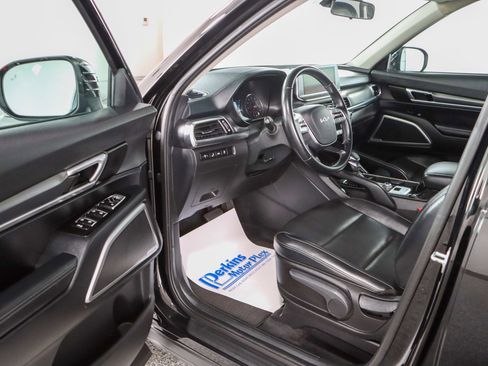 Used 2022 Kia Telluride LX AWD/4WD image 3