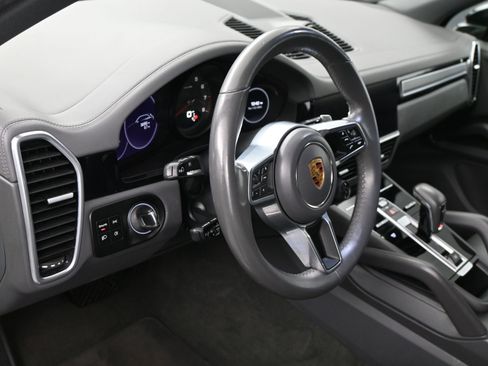 Certified 2022 Porsche Cayenne Platinum Edition image 5