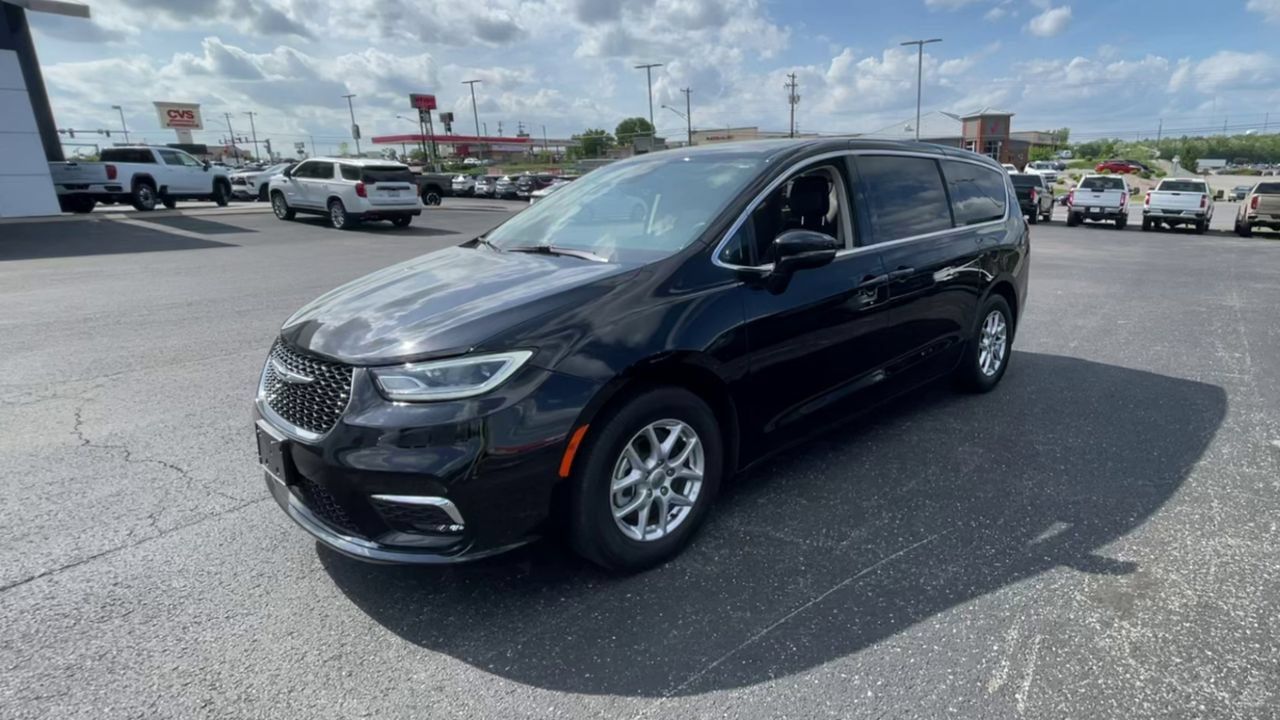 Used 2024 Chrysler Pacifica Touring-L FWD image 5