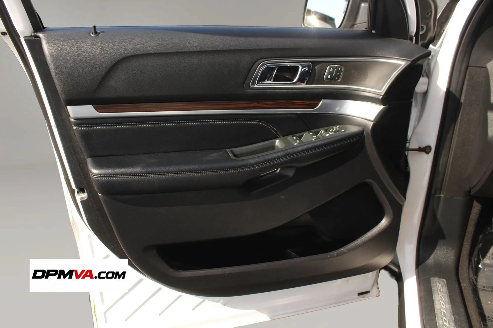 Used 2018 Ford Explorer Limited w/ Equipment Group 301A AWD/4WD image 12