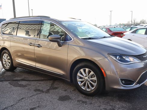 Used 2017 Chrysler Pacifica Touring-L image 3